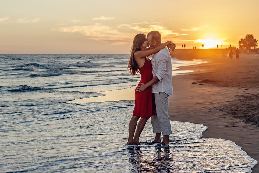 Couple Kissing on Beach during Golden Hour · Stock, Beach Romance HD wallpaper