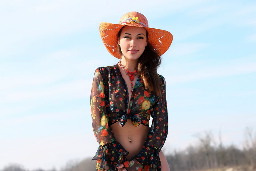 Lorena Garcia com seu chapéu de sol laranja, ao ar livre, modelo, sorriso, morena, chapéu papel de parede HD