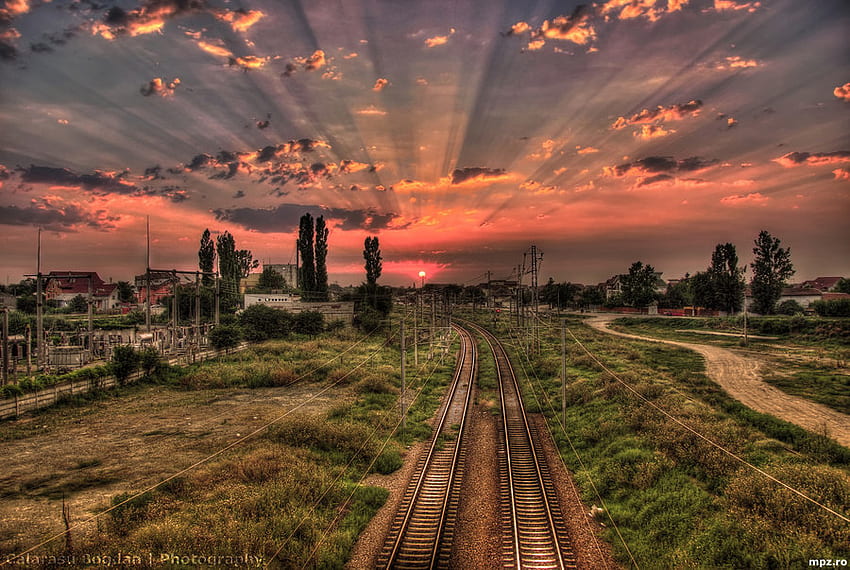Sunset Skyscape, prisma, vías del tren, cielo, camino, hierba, cable eléctrico, puesta del sol fondo de pantalla
