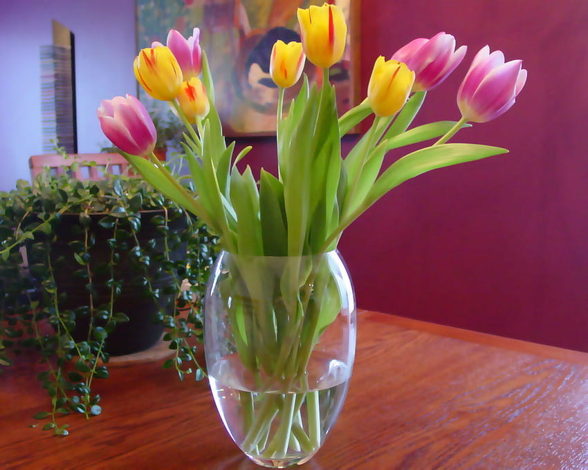 tulipani primaverili, tavolo, vite, vaso, muro, fiori Sfondo HD