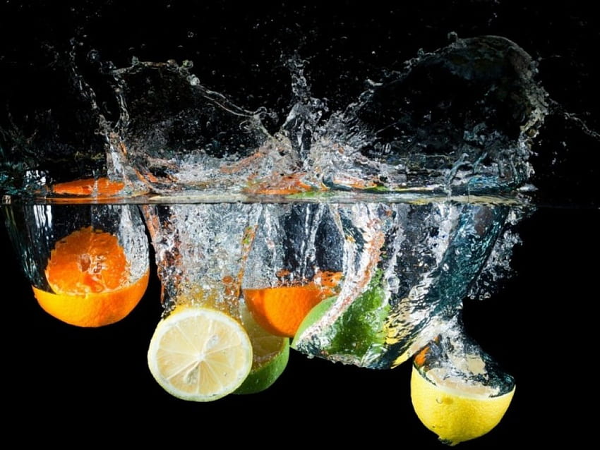 Buah-buahan segar di dalam air, buah-buahan, segar, air, jeruk nipis, gelap Wallpaper HD