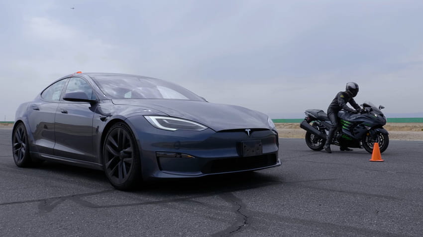 Watch a Tesla Model S Plaid Smoke a Hayabusa in a Drag Race HD wallpaper