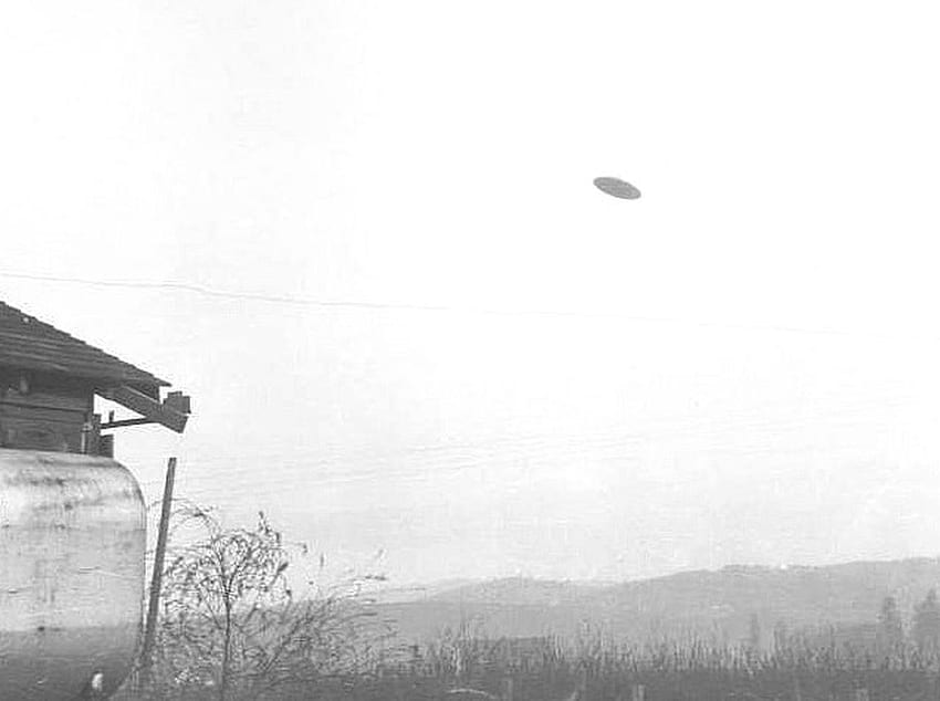 Anos antes da publicação do OVNI militar, o autor disse que sua pesquisa revelou que a Força Aérea 'pode provar que os alienígenas existem', Real UFO papel de parede HD