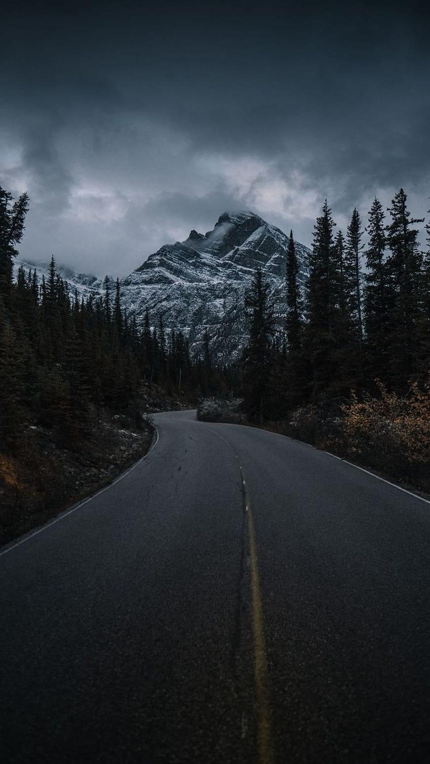 道路、山、木、雲、風景 Iphone 8 7 6s 6 視差の背景。 風景、背景、暗い雨の山 HD電話の壁紙