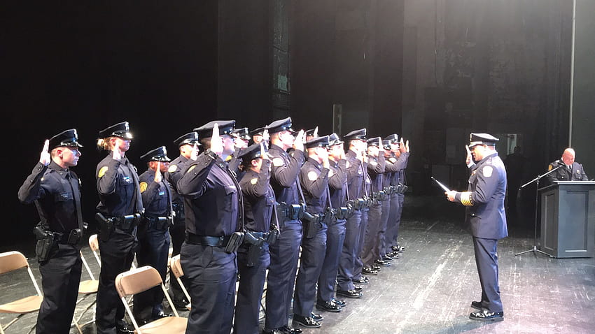 ノーフォークは、警察学校の卒業式で 22 人の警察官を採用しました 高画質の壁紙
