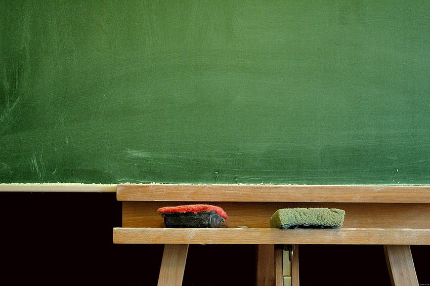 Eski okul tahtası, siyah ve kırmızı tahta silgisi ve yeşil tahta silgisi HD duvar kağıdı