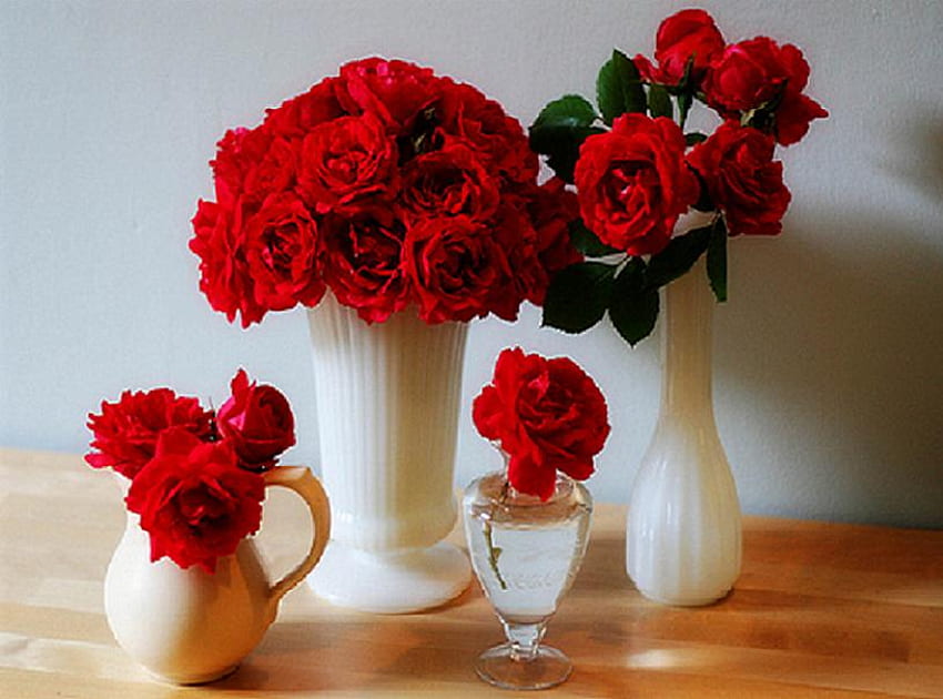 Nie mam dość, stół, biały, wazony, przezroczysty wazon, czerwone róże Tapeta HD