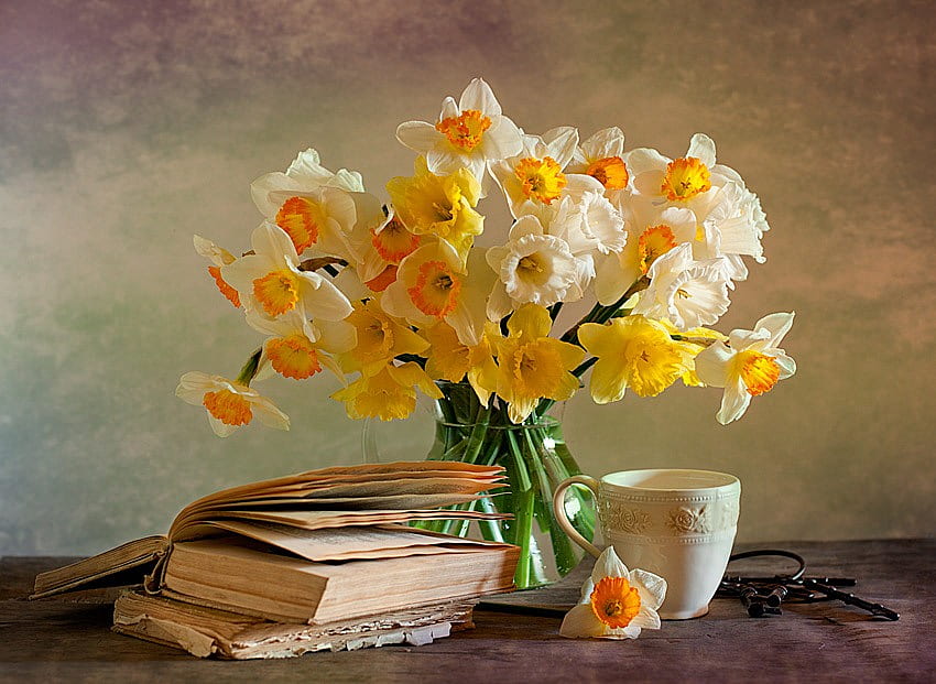 still life, bouquet, keys, graphy, beauty, nice, books, flower, glass, , narcissus, daffodils, vase, beautiful, old, key, pretty, yellow, cool, flowers, lovely, harmony HD wallpaper