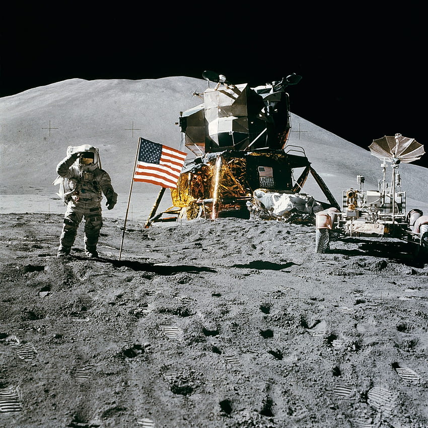 달에 미국 국기 옆에 서있는 우주 비행사 · 주식 HD 전화 배경 화면