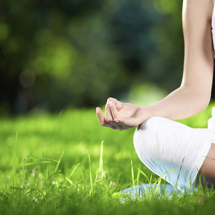Yoga vert de méditation à la main. .sc iPad Fond d'écran de téléphone HD