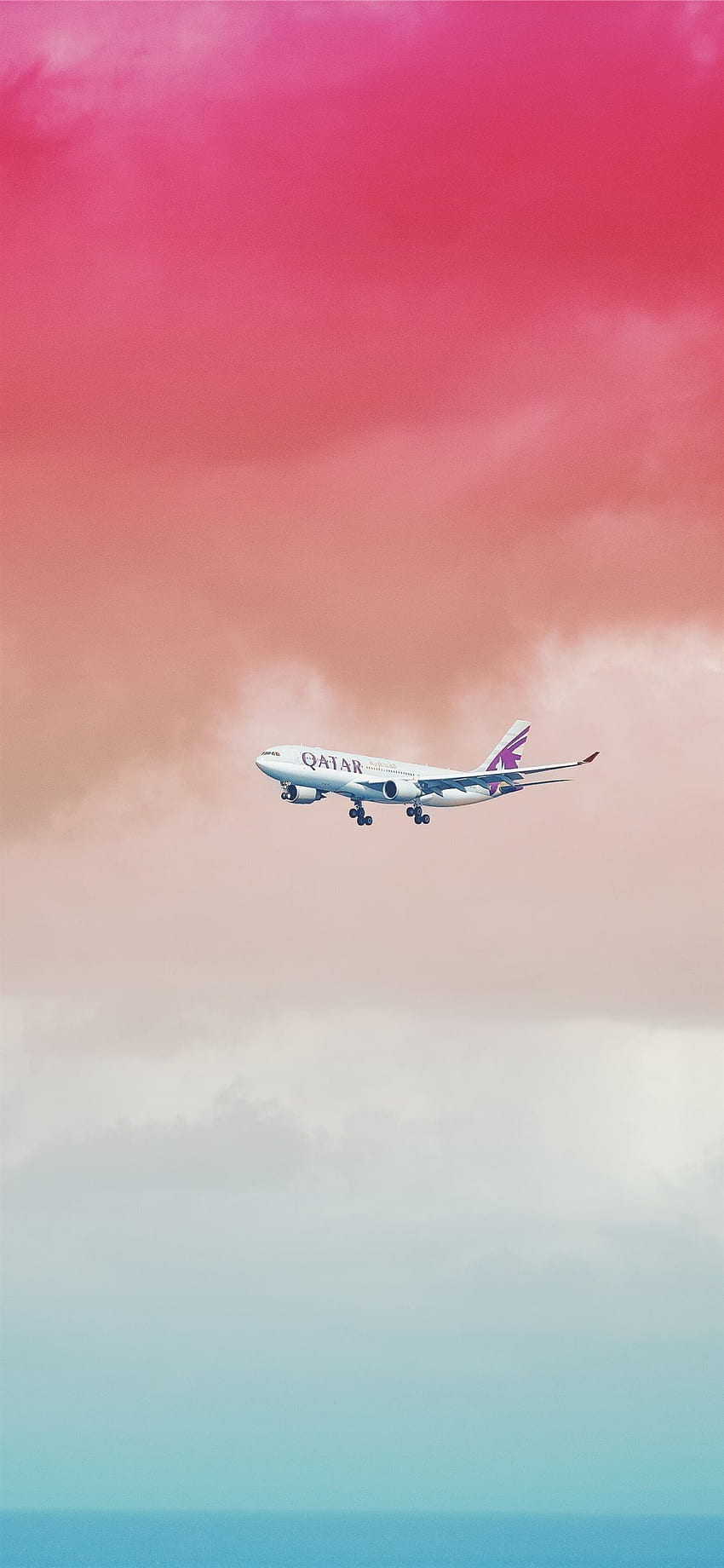 Qatar Airlines-Flugzeug, das unter roter Wolke für fliegt iPhone X, Qatar Airways-Logo HD-Handy-Hintergrundbild