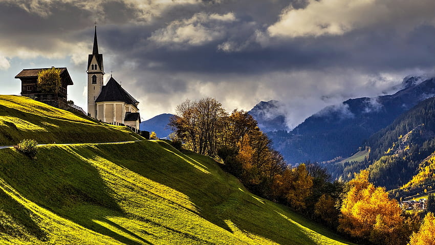 โบสถ์ในเทือกเขาแอลป์ Graubunden สวิตเซอร์แลนด์ ท้องฟ้า ภูเขา โบสถ์ ต้นไม้ ภูมิทัศน์ เมฆ วอลล์เปเปอร์ HD