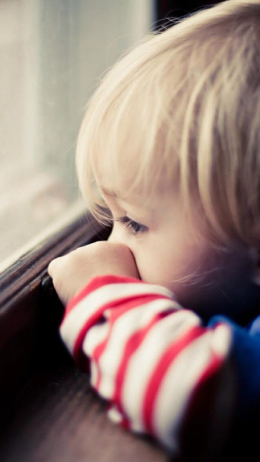 Naïf mignon petit garçon regardant la fenêtre iPhone 8 Fond d'écran de téléphone HD