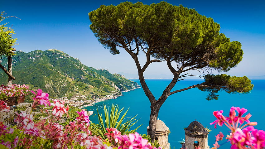 Vista da Costa Amalfitana com o Golfo de Salerno dos jardins Villa Rufolo em Ravello, Campania, Itália. Destaques do Windows 10 papel de parede HD