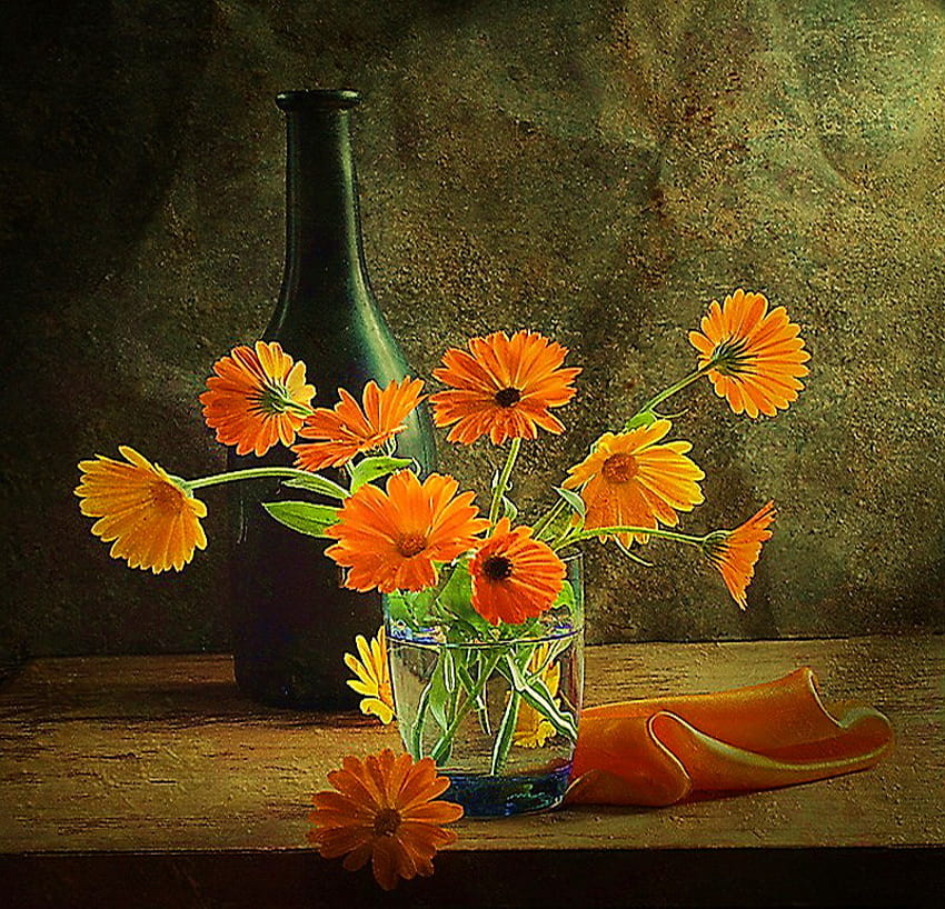 Margaridas de outono, mesa, laranja e preto, folhas verdes, vaso, fundo verde, garrafa de vinho, margaridas papel de parede HD