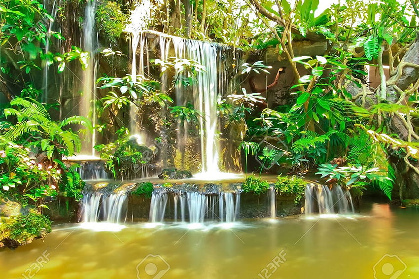 人工の滝を利用する 美しいトロピカル ガーデン ストック、フィリピンの滝 高画質の壁紙