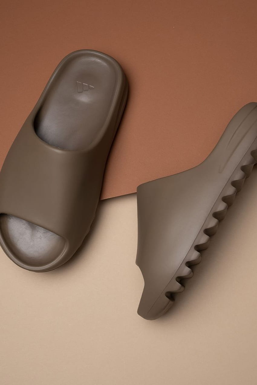 Yeezy Slide Earth Brown - Стадионни стоки през 2022 г. Hype обувки, модни чехли, естетични обувки, Yeezy Slides HD тапет за телефон