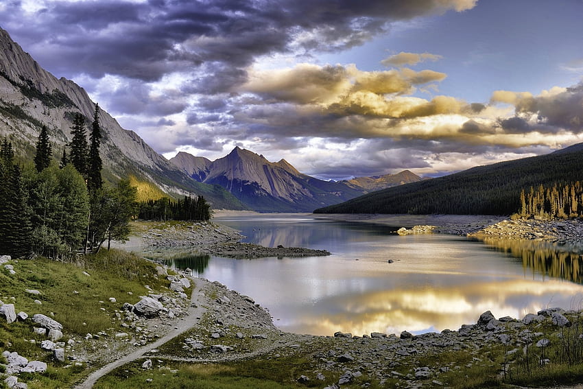 Salida del sol en Canadian Rockies, paisaje, nubes, cielo, lago fondo de pantalla