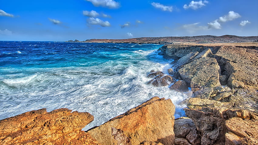 美しい海の波 ストリーム 石 岩 青い空の下の山 晴れた日 自然 高画質の壁紙
