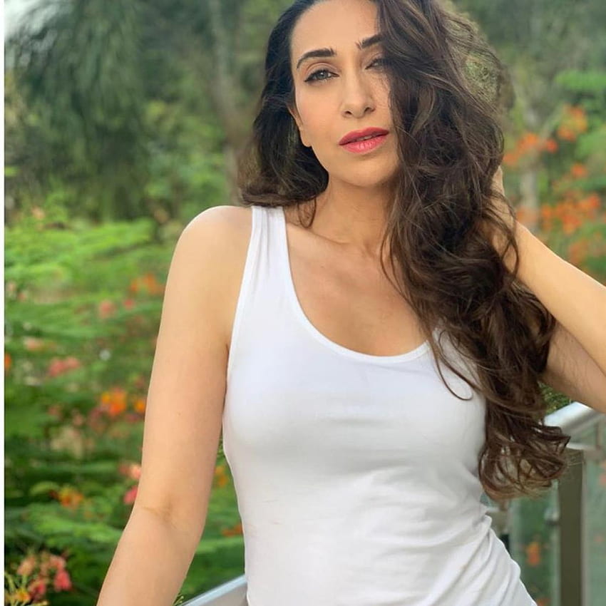 Karisma Kapoor looks sizzling hot in THESE pics and will make your, Karishma Kapoor HD phone wallpaper