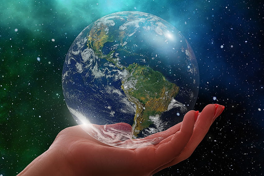 Земя планета Глобус Южна Америка Ръце Близък план HD тапет
