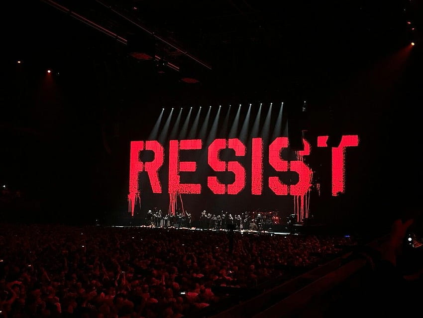 Roger Waters Us + Them tour. Resist! HD wallpaper