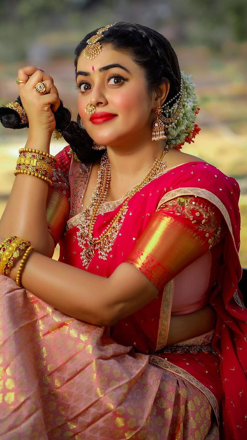 Poorna kasim, telugu aktorka, modelka, piękna sari Tapeta na telefon HD