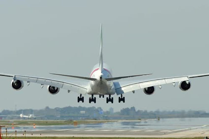 Envato Elements, Airbus A380 Landing üzerinde yaratıcı görüşle Ticari Airbus A380 Jumbo Jet Uçak İnişi HD duvar kağıdı