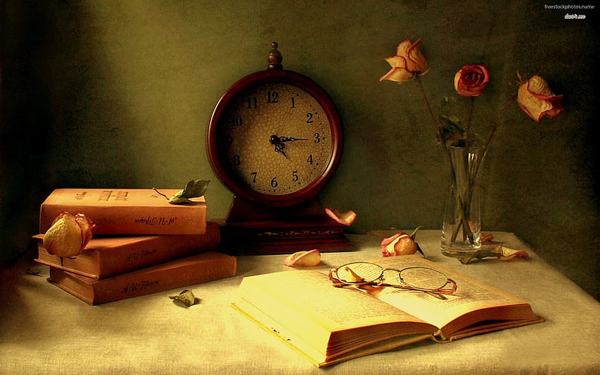 탁자 위의 책과 오래된 시계 HD 월페이퍼