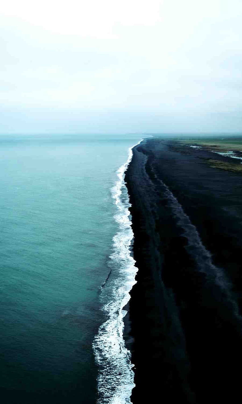 Splendide spiagge di sabbia nera in Islanda che sono assolutamente da vedere!. È tutto ape. Suggerimenti per viaggi e avventure in solitaria. Paesaggi del graphy dell'Islanda, Islanda della spiaggia di sabbia nera, spiaggia nera dell'Islanda, sabbia scura Sfondo del telefono HD