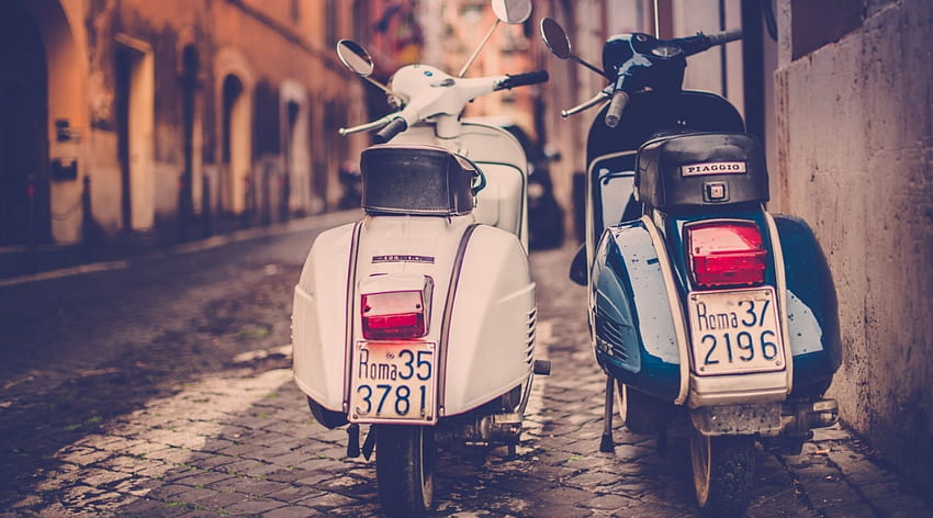 scooters piaggio em uma rua de paralelepípedos em roma, rua, paralelepípedos, cidade, scooters papel de parede HD