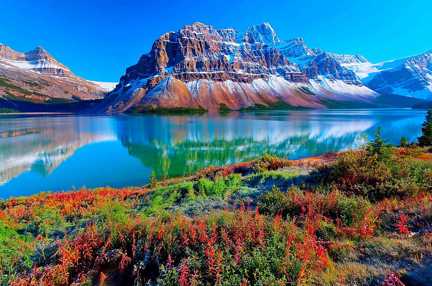 Bersalju pertama, puncak bersalju, indah, rerumputan, air tenang, gunung, danau, langit biru, refleksi, pagi yang cerah Wallpaper HD