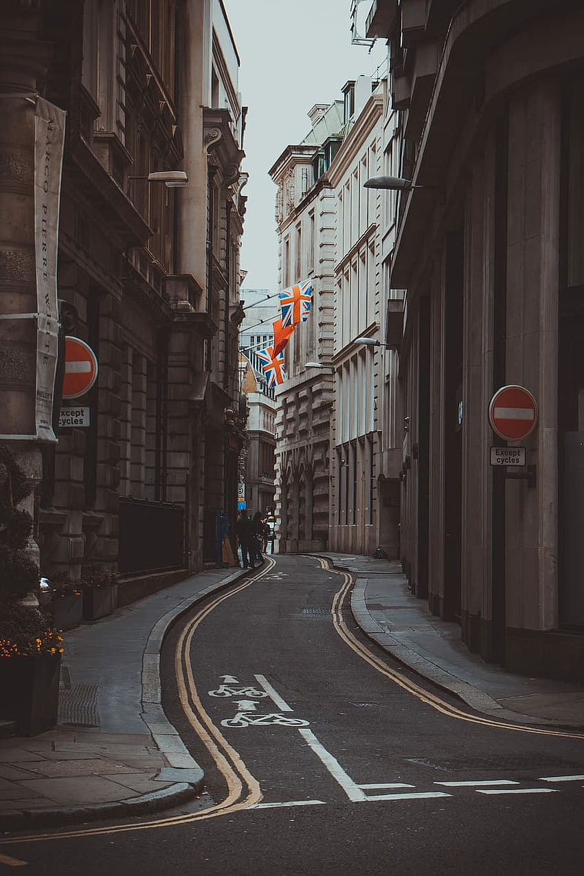 : 空の道路、通り、都市の茶色の建物の横にいる人 HD電話の壁紙