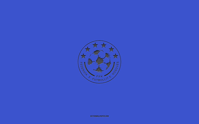 Kosovo-Fußballnationalmannschaft, blauer Hintergrund, Fußballmannschaft, Emblem, UEFA, Kosovo, Fußball, Logo der Kosovo-Fußballnationalmannschaft, Europa HD-Hintergrundbild