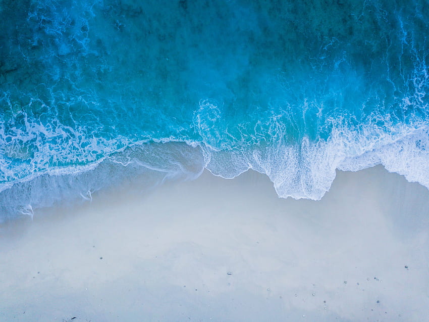 Plage, bord de mer, eau bleue, vagues de la mer, vue aérienne Fond d'écran HD
