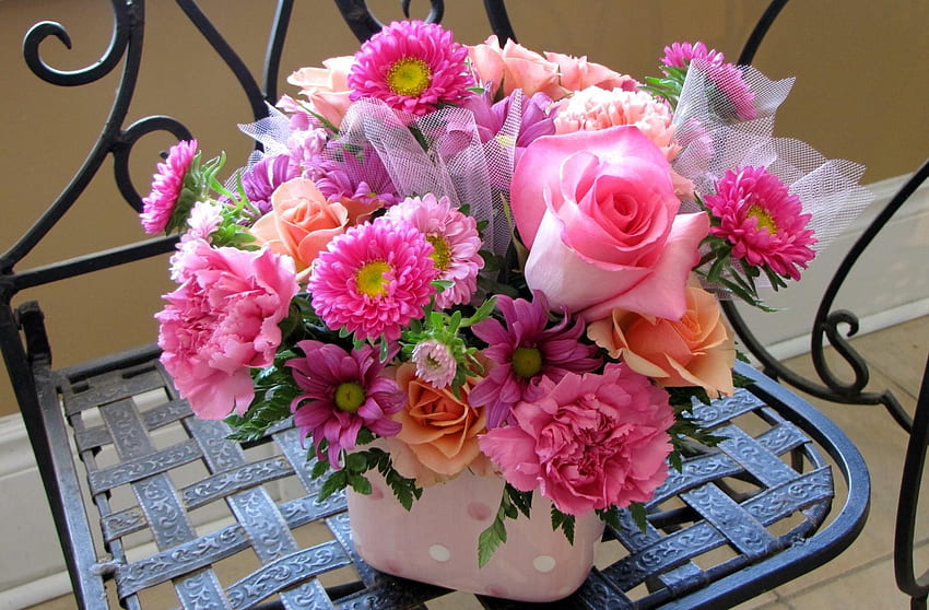 Kwiaty, róże, goździki, krzesło, kompozycja, astry Tapeta HD