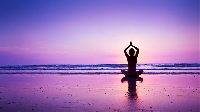 Yoga mit Mädchen in einem lila Sonnenuntergang an, Strand-Yoga HD-Hintergrundbild