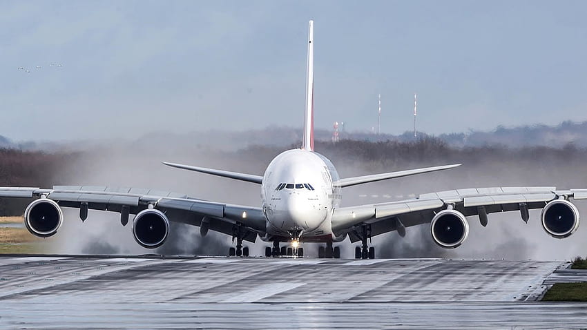 LĄDOWANIE AIRBUSA A380 z AIRBUSEM A319 ODLOTEM PRZED - A380 na mokrym pasie startowym (). Airbus a380, Boeing 777, Airbus Tapeta HD