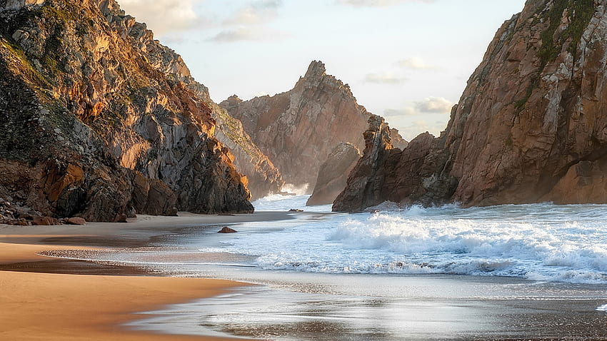 Praia arenosa do Oceano Atlântico ao pôr do sol, Sintra, Portugal. Destaques do Windows 10 papel de parede HD