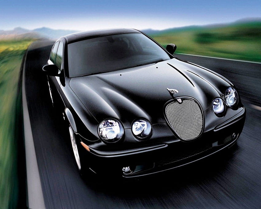 Schwarzer Jaguar auf der Straße, Jaguar-Auto-Logo HD-Hintergrundbild