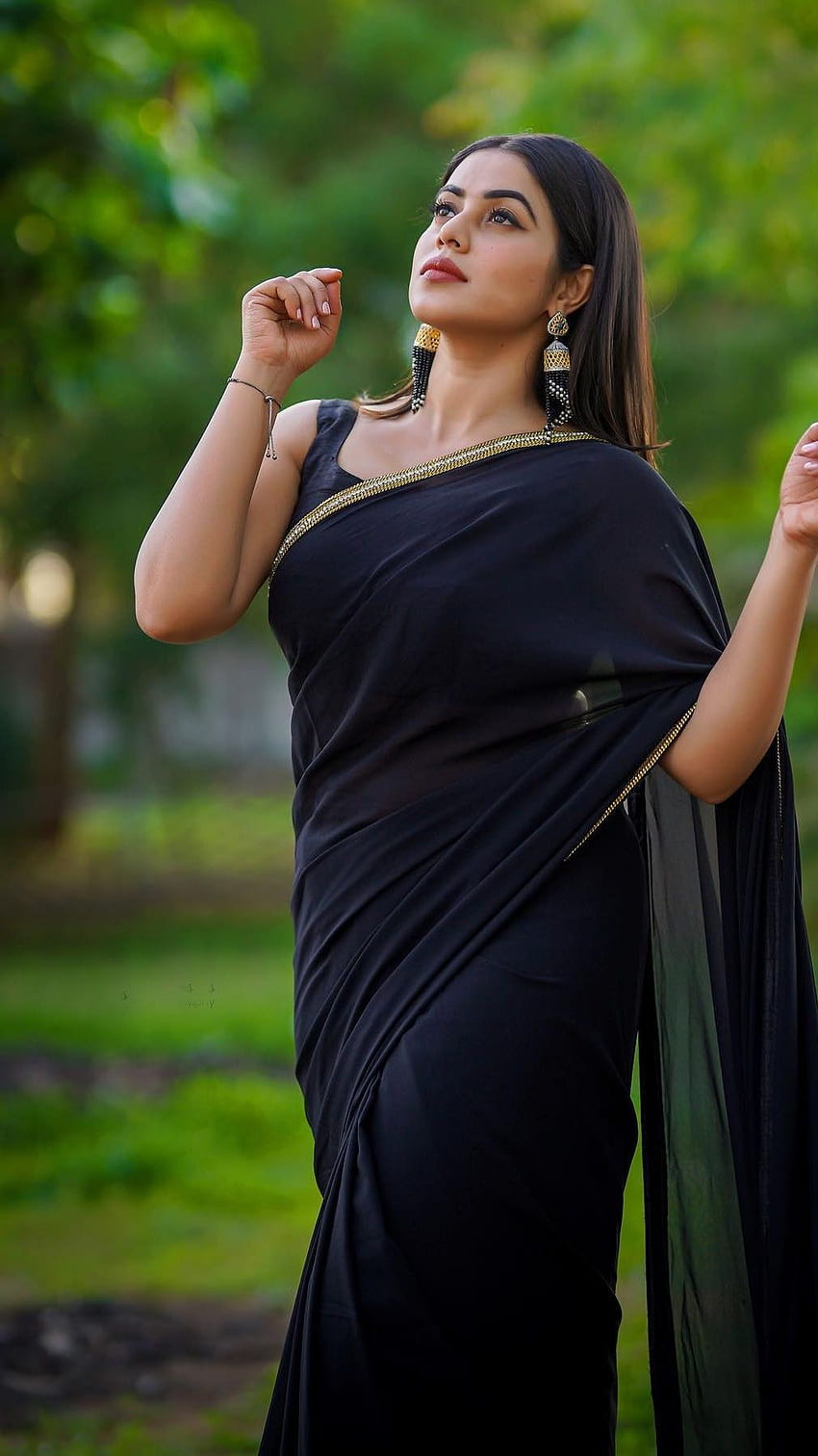 Poorna Kasim, model, saree beauty, multilingual actress HD phone wallpaper