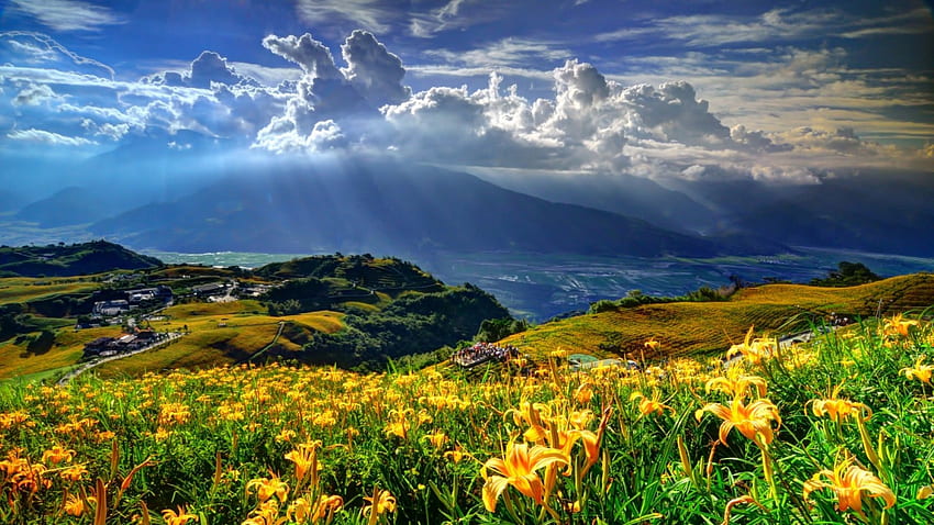 rayos de sol sobre un hermoso valle, valle, nubes, rayos de sol, flores, montañas, pueblo fondo de pantalla