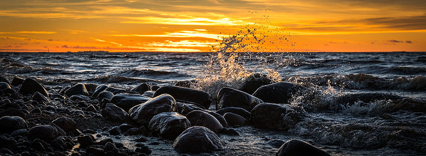 Fale rozpryskujące się na kamieniach na plaży podczas zachodu słońca · , Ocean Wave Sunset Tapeta HD