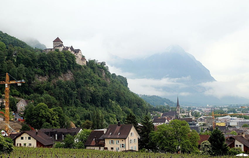 montagne, città, castello, rocce, casa, città, paesaggio., Liechtenstein, Vaduz, Liechtenstein per , sezione город - Sfondo HD