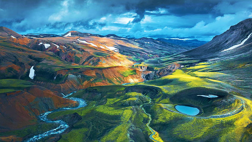 La nature brute des hautes terres islandaises, étangs, rivière, collines, nuages, paysage, ciel, rochers Fond d'écran HD