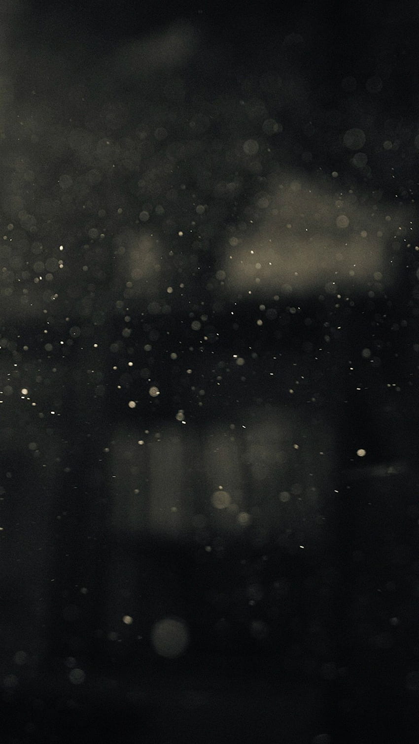 Ciemny bąbelkowy bokeh Krople deszczu rozbłyskują na zewnątrz iPhone'a 8, ciemna deszczowa noc Tapeta na telefon HD