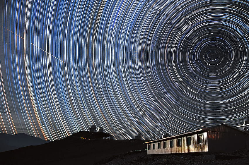 Star trails, La Silla Observatory, South celestial pole, long time exposure HD wallpaper