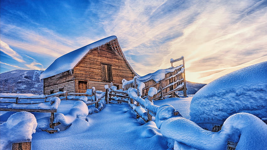 Old Cabin in Winter Mountains, madera, nieve, casa, valla, nubes, paisaje, cielo fondo de pantalla