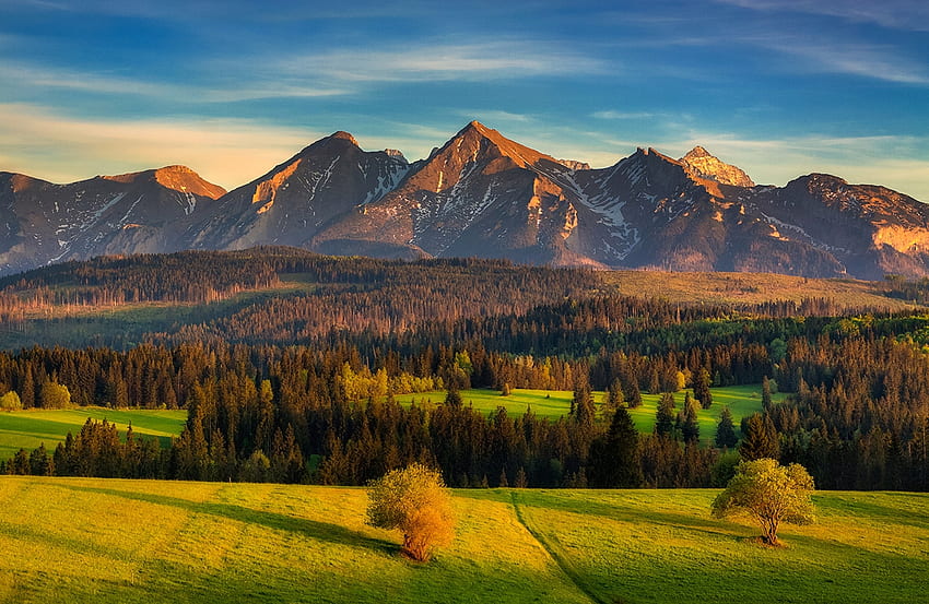 Montanhas Tatra, Polônia, paisagem, nuvens, árvores, campos, céu papel de parede HD