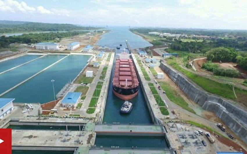 Panamakanal-Trainingsschiff passiert neue Schleusen HD-Hintergrundbild